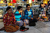 Myanmar - Kyaikhtiyo, Worshippers gather around the pagoda 